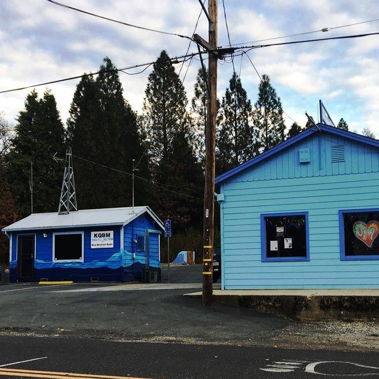 KQBM LP 90.7 & 103.7 Blue Mountain Radio - Rádio US